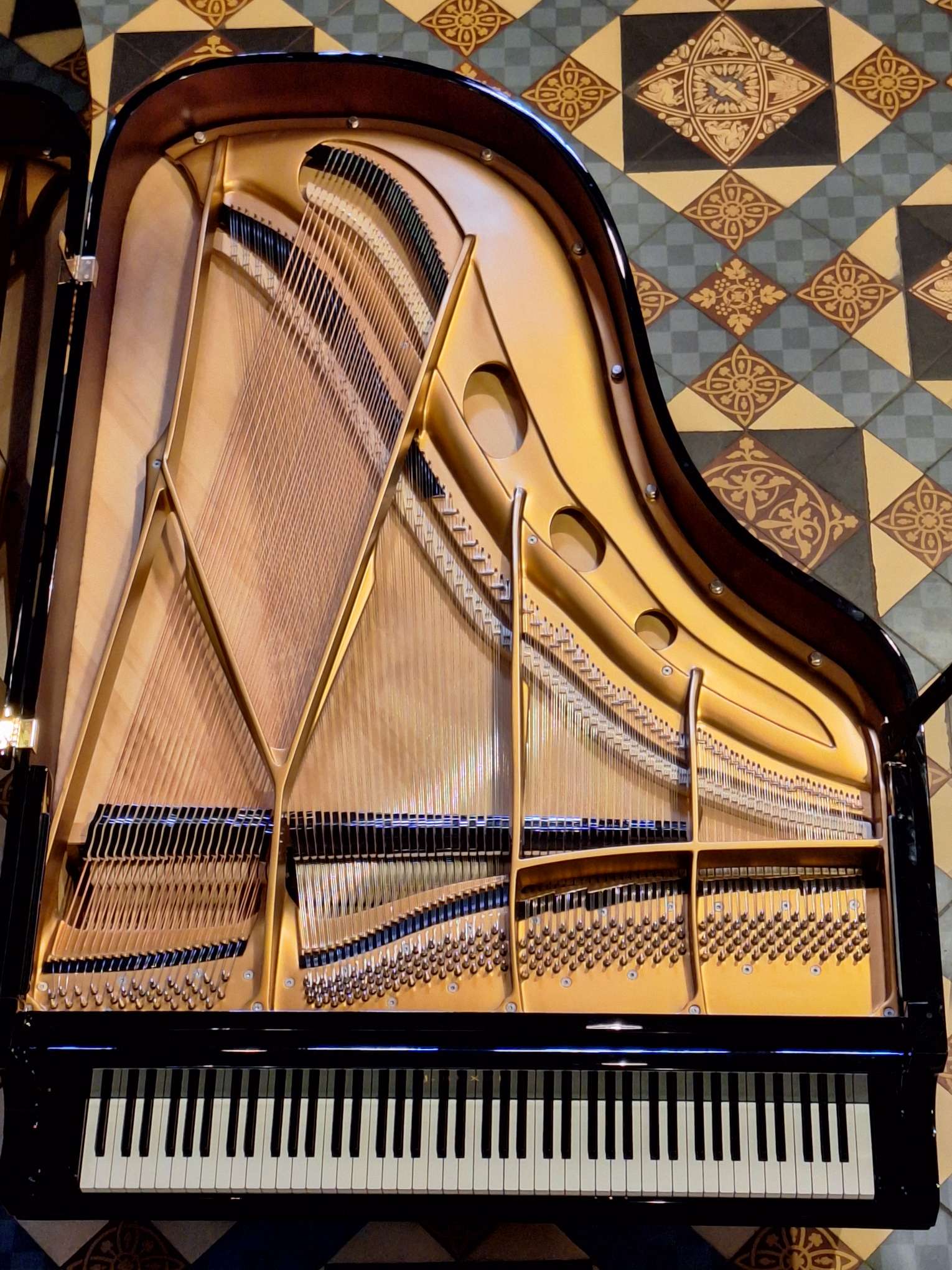 Klavierbauer Josia Rexze in der Werkstatt